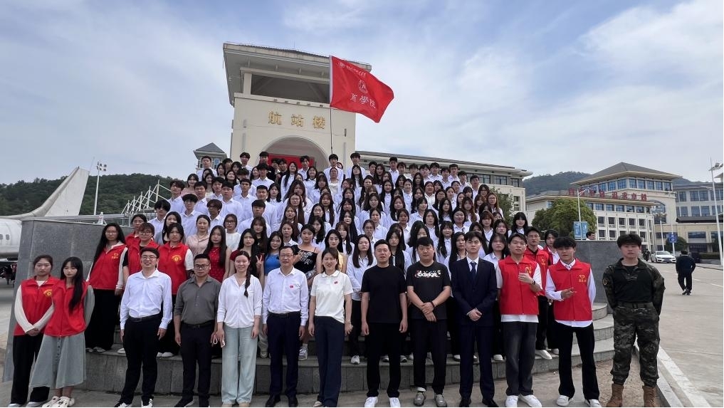 商院风华，燃动绿茵——商学院活力亮相校运会开幕式