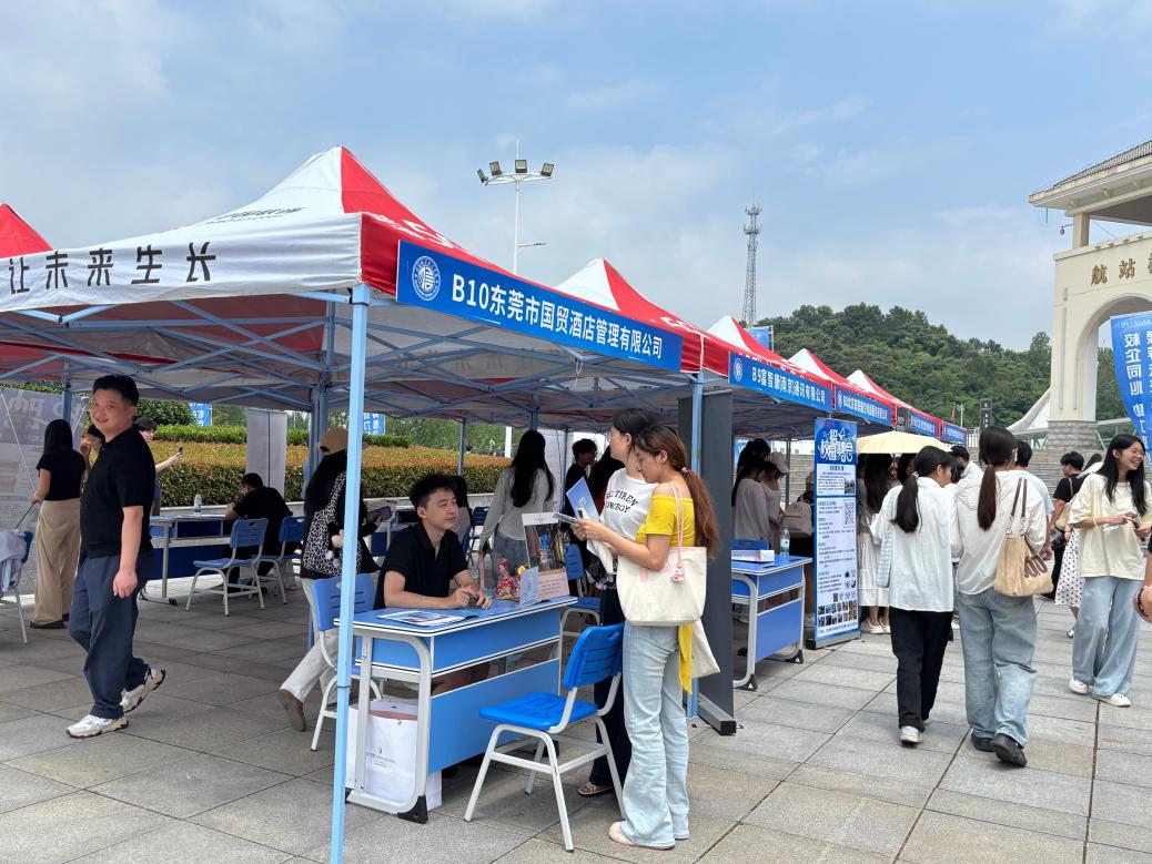 “豫荐未来・青春启航”信阳航空职业学院2026届毕业生双选会暨2027届实习对接会顺利举办